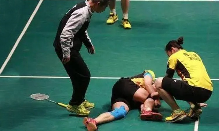 小姐姐这力量把肌肉男都吓到了，最后还捏了一把她的手臂硬度