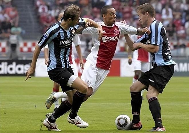 们在泳池中 们在泳池中